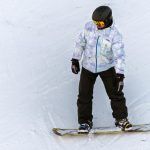 tabere ski copii la Sinaia pârtie mare unde coboară un copil