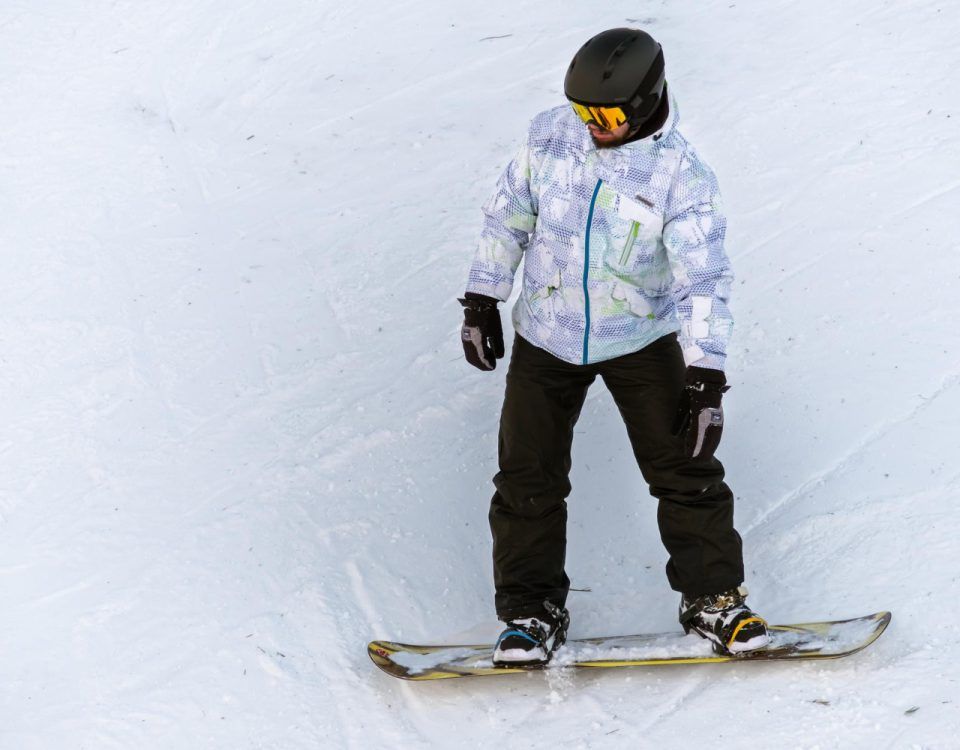 tabere ski copii la Sinaia pârtie mare unde coboară un copil